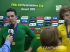 David Luiz dá um beijo em Júlio César durante entrevista (1)